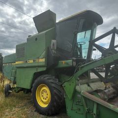 John Deere 1055 Combine