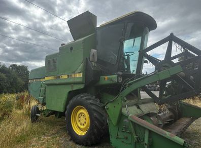 John Deere 1055 Combine