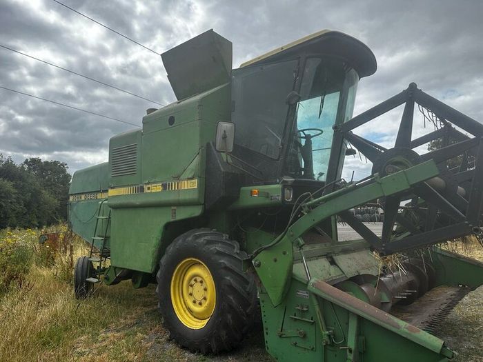 John Deere 1055 Combine