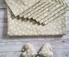 Set of 6,8,10,12.. daisies napkins / matching decorative hearts