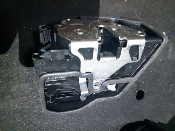 BMW 1 3 5 Series E60 E81 E87 E90 E91  Door Latch Actuator Catch