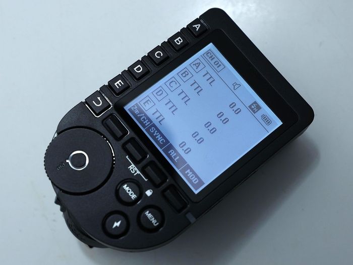 Neweer Z880c Speedlite flashes & Transmitter.