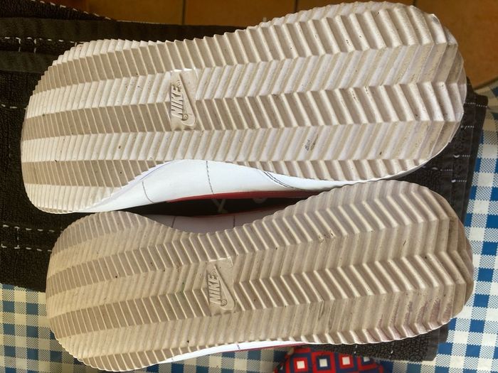 Nike Trainers (White with Logo Size 8 adults.