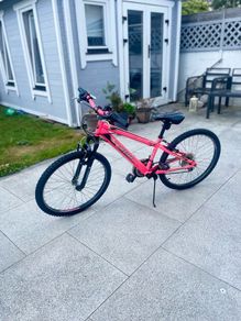 Girls bike in excellent condition