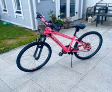 Girls bike in excellent condition
