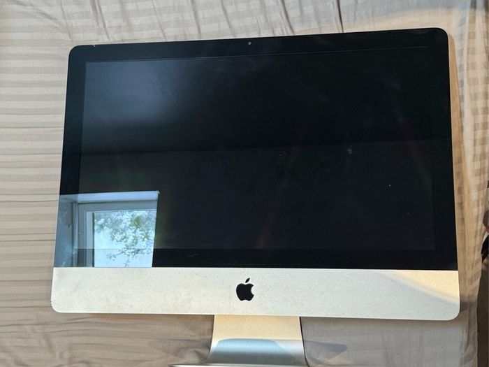 Apple iMac 21.5 inch Late 2009 - needs hard drive/OS - spares/repair