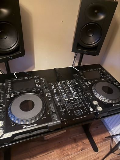 CDJ-2000 Nexus + Hard Cases