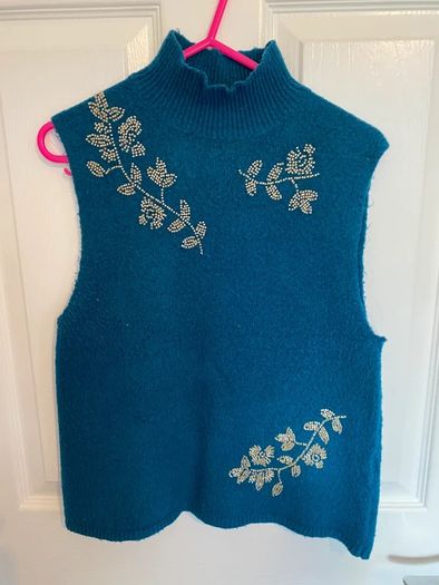 Embroidered knitted sleeveless top