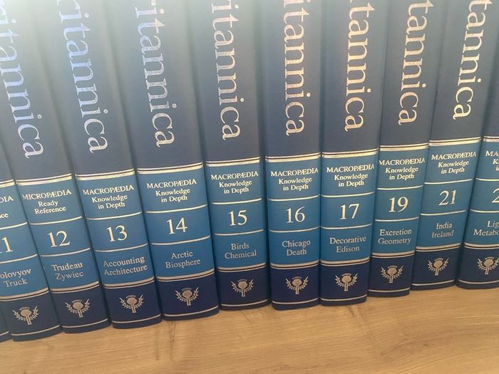 Britannica micro/macropaedia knowledge in depth books