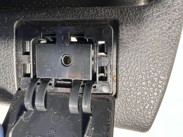 Centre Cup Holder With Aux Usb Plugs Black 689t23nl0a 2015 Nissan Leaf A1l1b52g