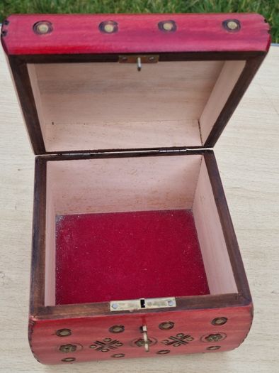 Vintage wooden box for jewelry or threads