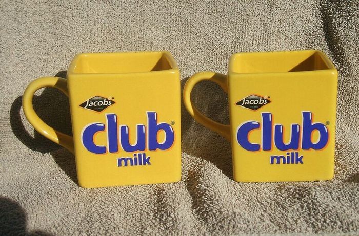 JACOBS CLUB MILK (Club Milk chocolate bar) - a pair of promotional cube shaped mugs (c.1990)