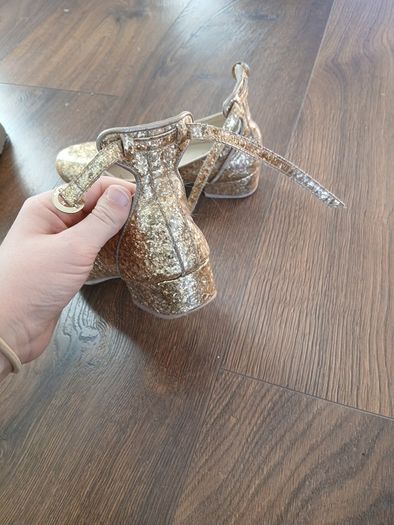Beutiful gold mini heels for kids