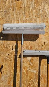 Levelling compound spiked roller and pin rake