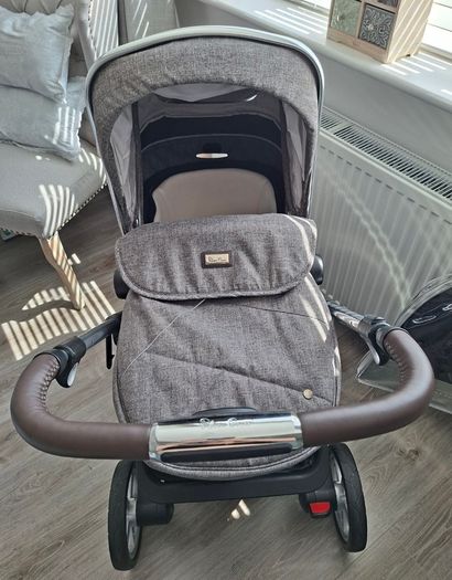 Silver Cross Pioneer Pram & Carrycot - Near New Condition