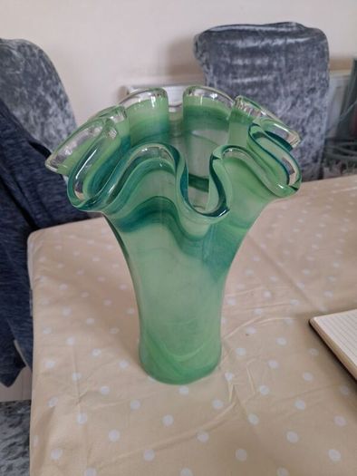 Handkerchief style glass vase