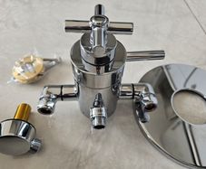 Thermostatic shower valve