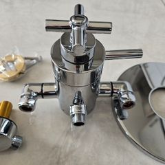 Thermostatic shower valve