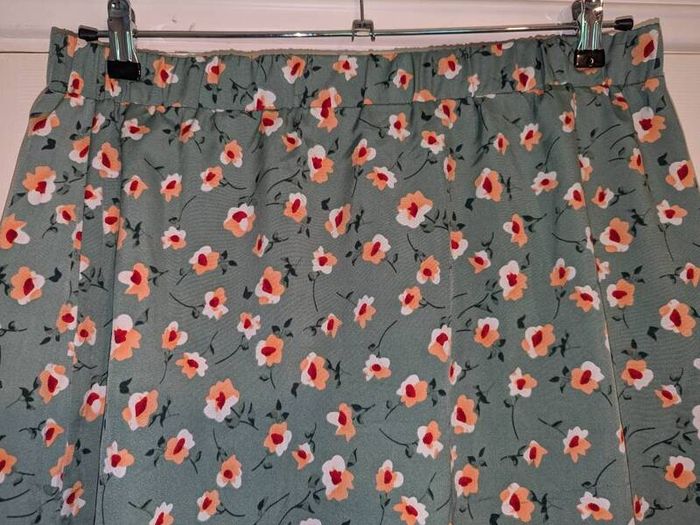 Gorgeous floral midi skirt with side slit