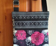 BNWT Skull & Rose Canvas Crossbody Bag - Gothic/Alternative