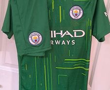 Manchester city goalkeeper jersey+shorts size small