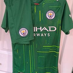 Manchester city goalkeeper jersey+shorts size small