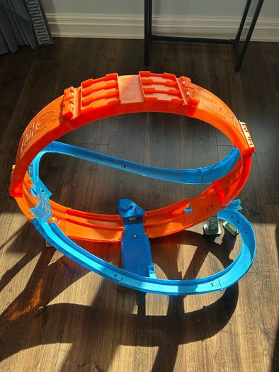 Hot Wheels Massive Look and tracks