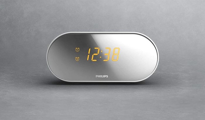 Audio clock radio (FM digital tuner, built-in alarm, 2 alarms, sleep timer, mirror-finish display) white/silver