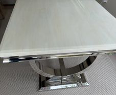 Stunning marble table like new