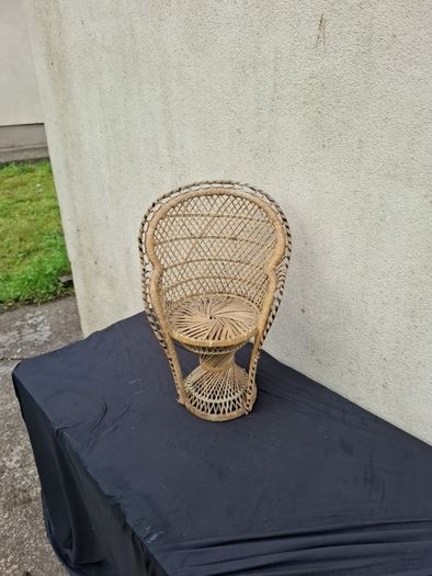 Wicker plant stand
