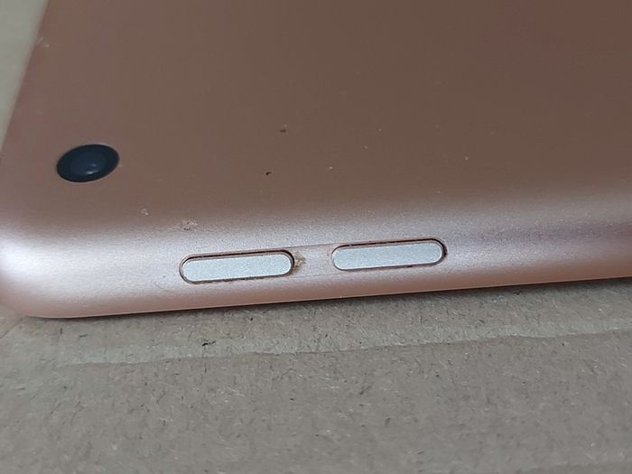 Apple iPad 8th generation a2270, not powering on, excellent cosmetic condition