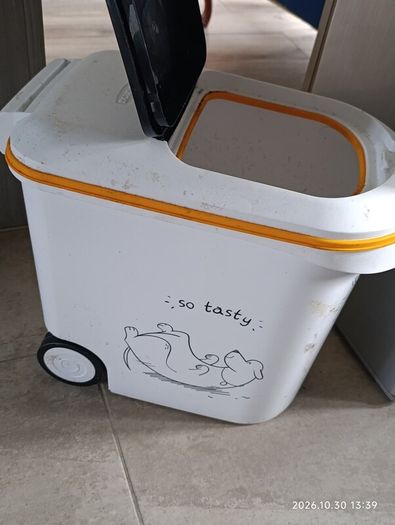 Pet food container