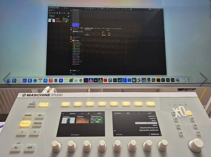 Maschine Studio + Maschine 2 Factory Library 8GB + Komplete 14 Select