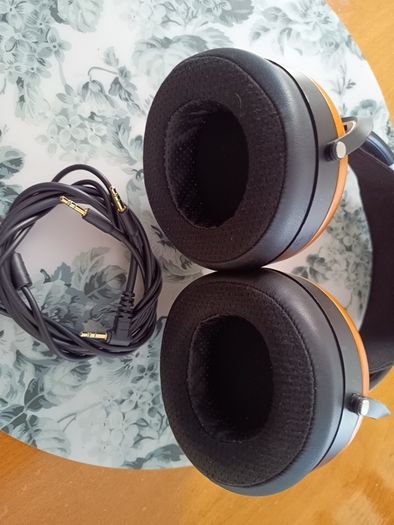 HiFi Man Sundara close back headphones