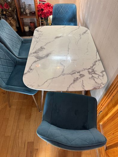 Table & Chairs