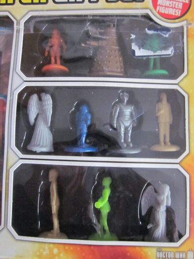 BBC Doctor Who Adventures Gift Set 10  monster figures and 2 collectable action cards
