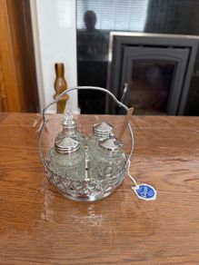 Set  salt, pepper