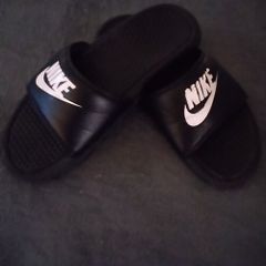 NIKE Slides/Colour: Black .. Size: 7 UK/41 EU.. Price Drop