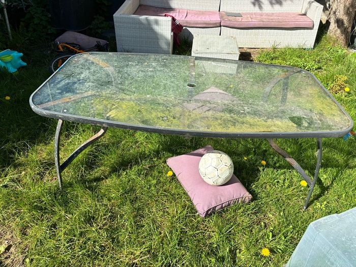 Outdoor garden table and chairs- free to take away. Just need clean