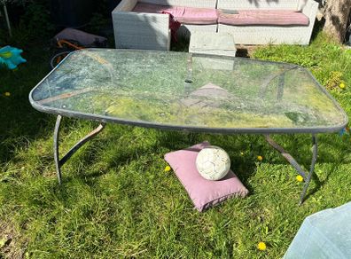 Outdoor garden table and chairs- free to take away. Just need clean