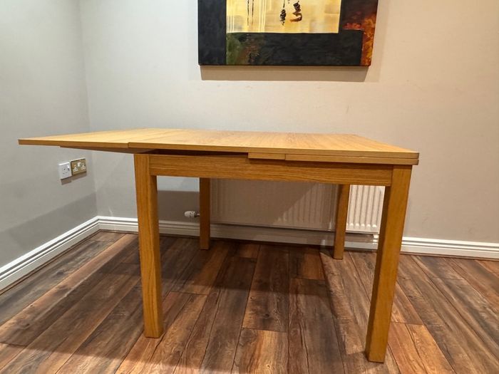 Extendable Dining Table-Oak Effect-Excellent Condition