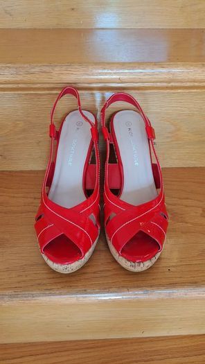Red wedges size 6