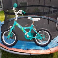 Girls bike ages 4 to 6 approx