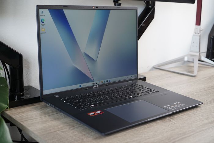 Asus Vivobook 18.4" 144Hz | Ryzen 7 260 | 16GB  | 1tb Ssd
