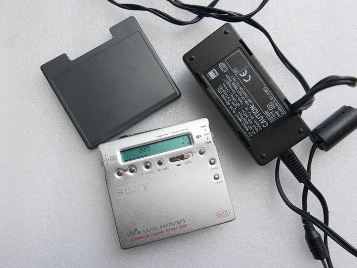 Sony MD Walkman - Portable MiniDisc Player - Silver (MZ-R900) - works well.