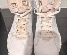 Pre owned Womens Air Jordan Retro 6 Gold Hoops size 5.5