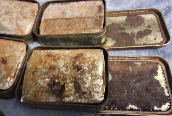 Tobacciana collectable A1tin and contents