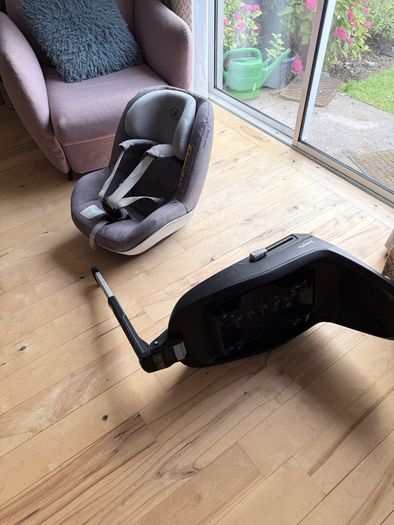 Maxi-Cosi Car Seat + 2wayFix ISOFIX Base