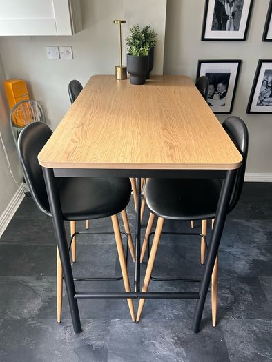 High Bar Table - 4x Leather Stools