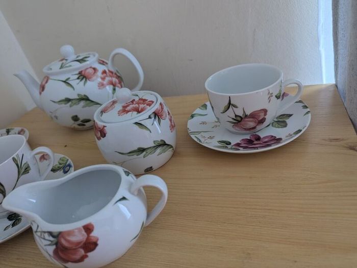 Dunnes Home tea set, for 3 person, contains 11 pcs, including 3 tea cups, 3 saucers, a milk jar, a sugar bowl with lid and a tea pot with lid. Brand new, impeccable conditions. Any scratches, cracks or cips.